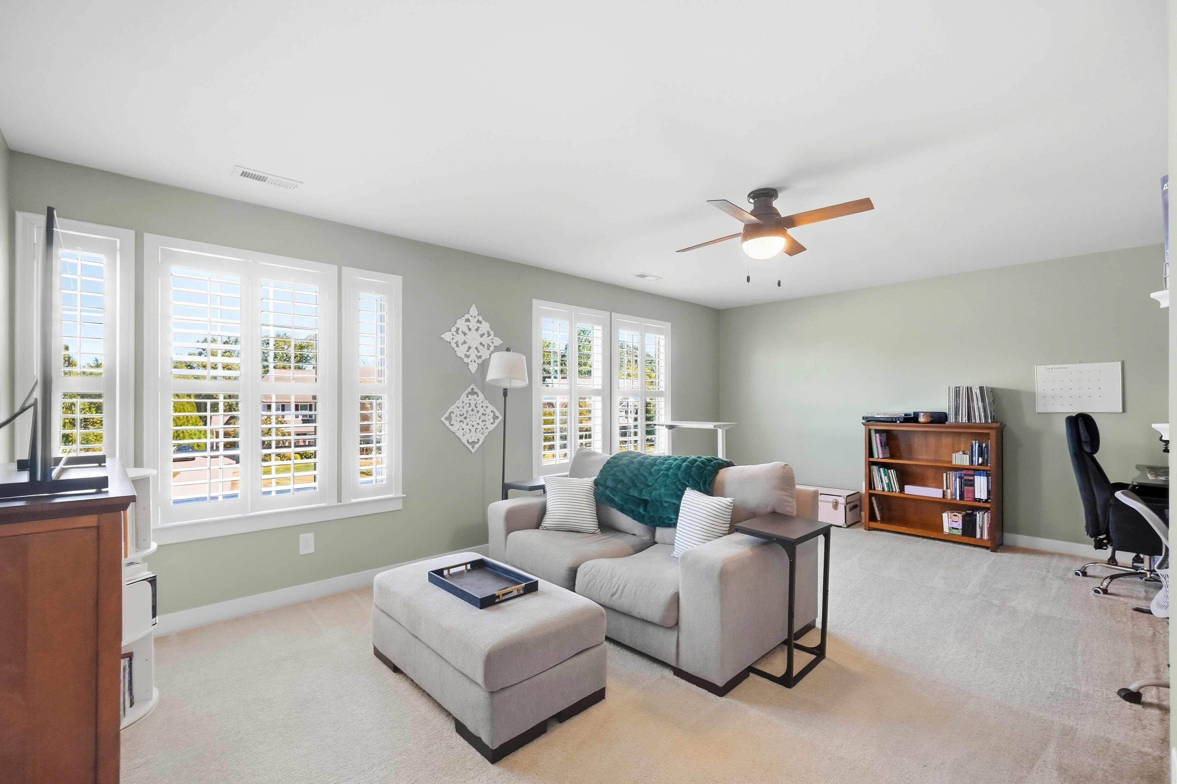 Bonus room — sitting & lounge