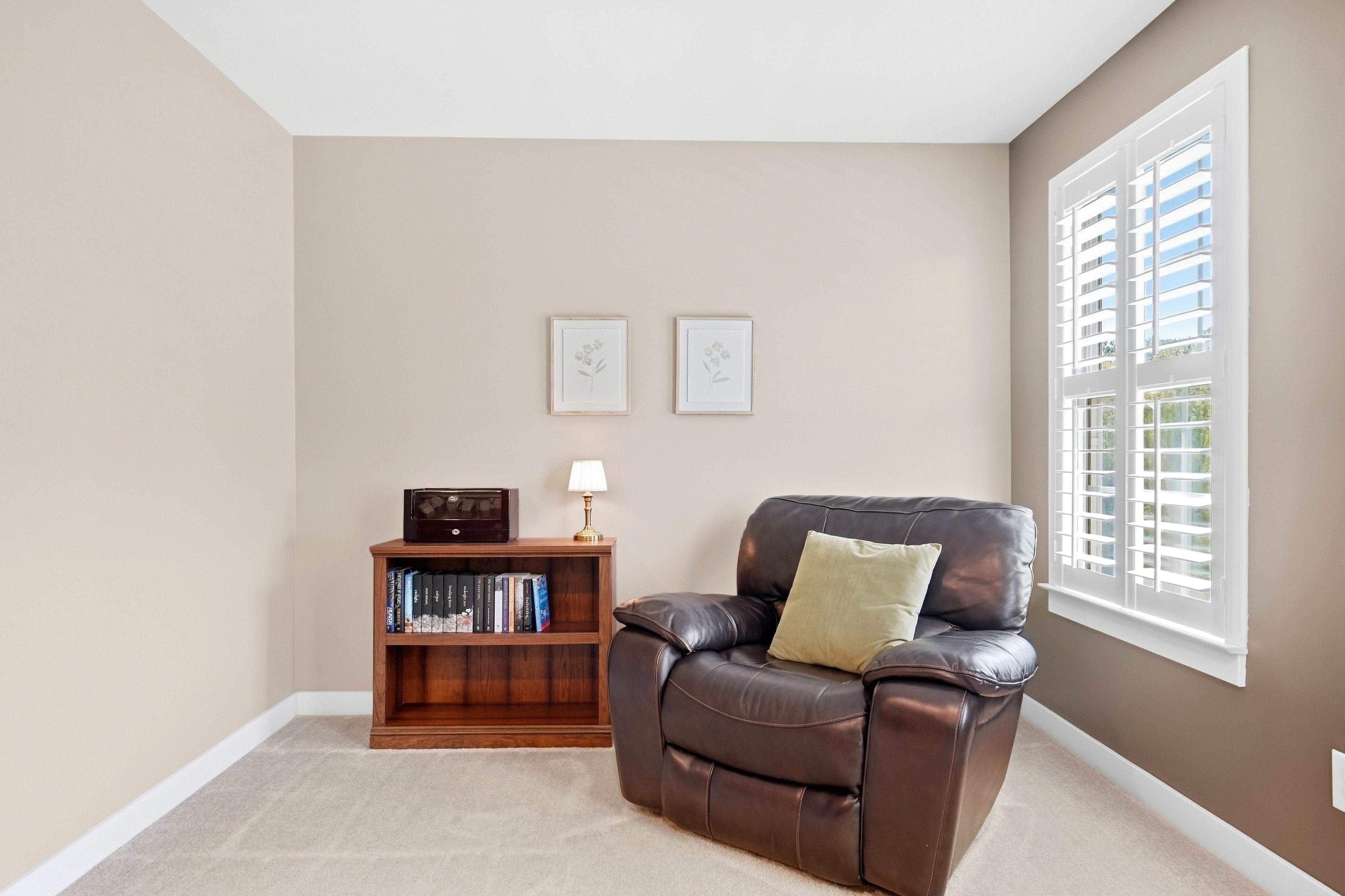 Primary suite — sitting area
